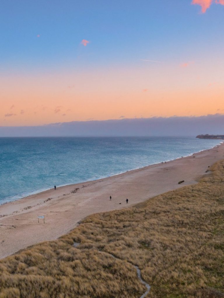 Weidefelder Strand Sonnenaufgang Weitläufiger Sandstrand am Weidefelder Strand bei Sonnenaufgang