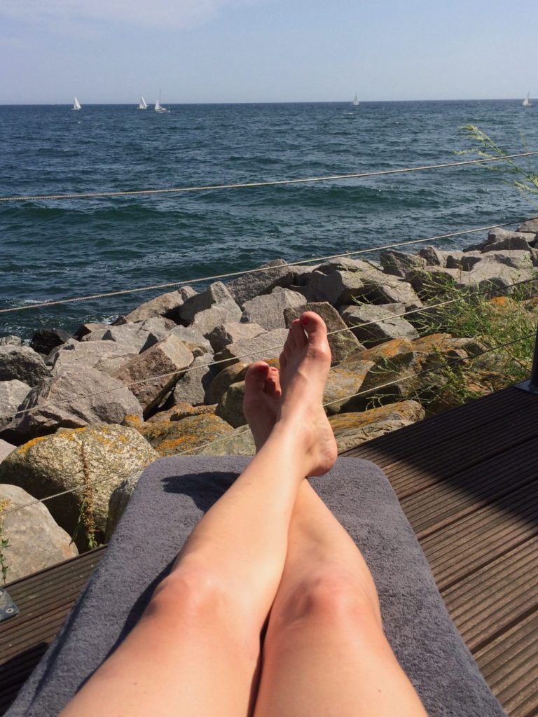 Meerblick Terrasse Entspannen am Meer: Blick von der Sonnenliege über die Ostsee bei Olpenitz.